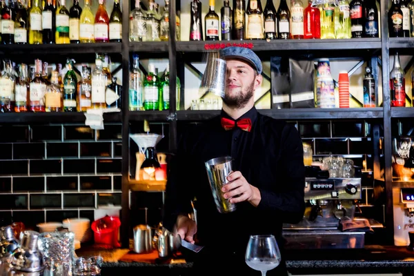 O barman está a fazer cocktails no balcão do bar. Coquetéis frescos . — Fotografia de Stock