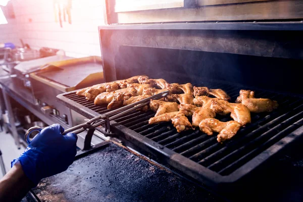 Smažená kuřecí křídla na grilovacím grilu. Restaurace. — Stock fotografie