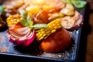 Büyük tabakta lezzetli ızgara sebzeler. Sağlıklı yiyecekler. Restoran.