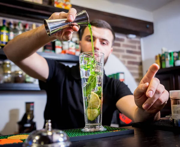 Cantinero está haciendo cóctel sin alcohol en el mostrador del bar . — Foto de Stock