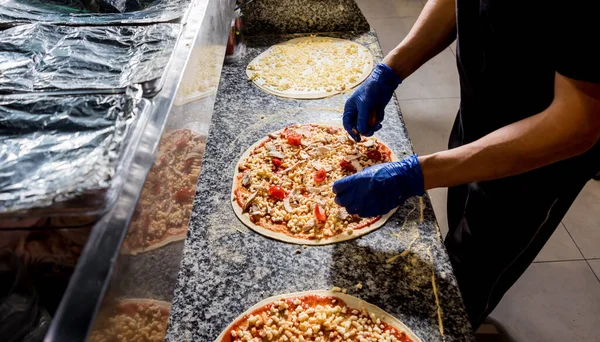 Le processus de fabrication de la pizza. Mains de chef boulanger faire de la pizza à la cuisine du café — Photo