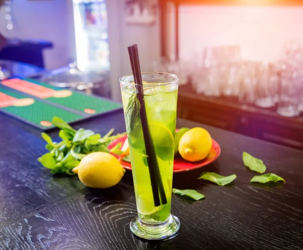 Alkoholfri cocktail med lime och mynta vid bardisken. — Stockfoto