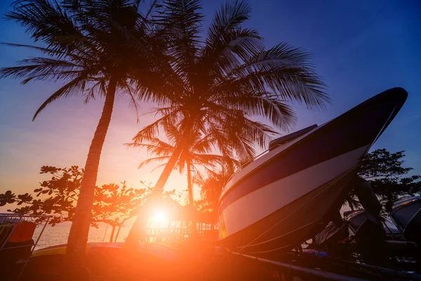 Hermosa puesta de sol en la playa en los trópicos. Cielo y océano — Foto de Stock