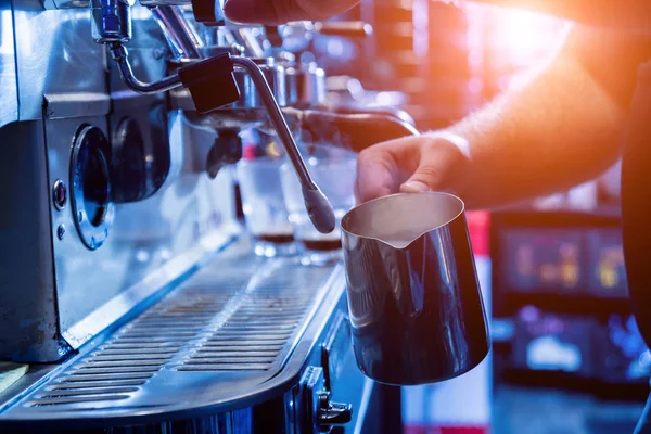 Der Barkeeper kocht Kaffee, Cappuccino, Kakao, trinkt an der Bar. — Stockfoto