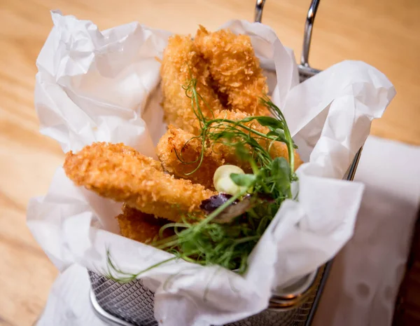 Smažené kuřecí nugety s hranolkama a rajčatovou omáčkou. Restaurace. — Stock fotografie