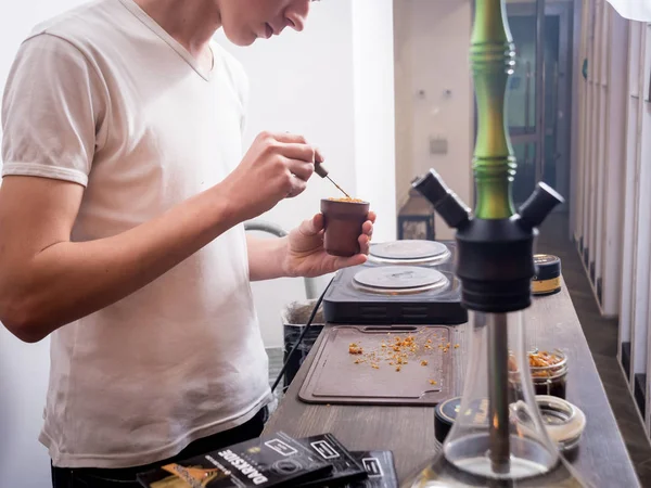 Matlagning hookah i baren. Att skära tobak i en skål. — Stockfoto