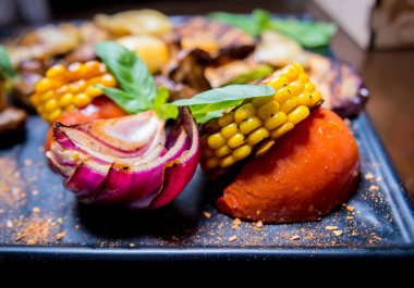 Büyük tabakta lezzetli ızgara sebzeler. Sağlıklı yiyecekler. Restoran.