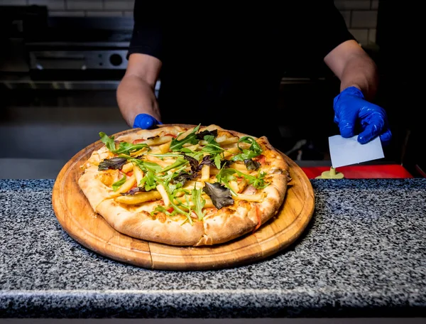 Pizza savoureuse avec poulet et légumes. Restaurant . — Photo