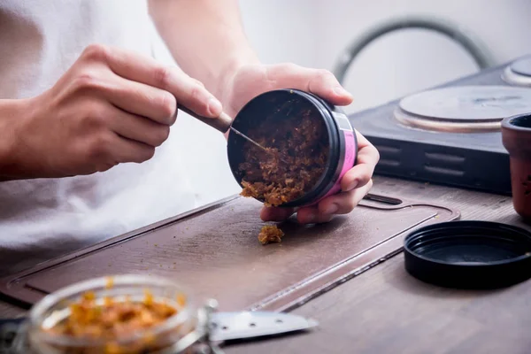 Matlagning hookah i baren. Att skära tobak i en skål. — Stockfoto