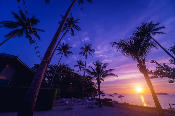 Beautiful sunset at the beach in the tropics. Sky and ocean — 스톡 사진