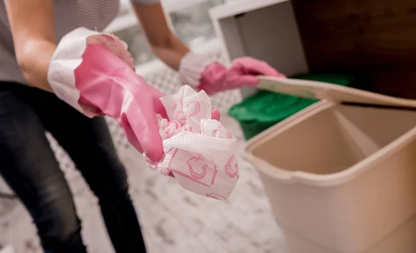 Chica joven clasificando basura en la cocina. Concepto de reciclaje. Residuos cero — Foto de Stock