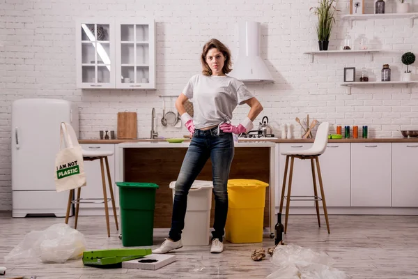 Молода дівчина сортує сміття на кухні. Концепція переробки. Нульові відходи — стокове фото