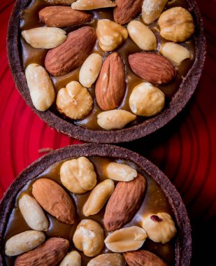 Kırmızı tabakta badem fıstıklı çikolatalı kurabiyeler. Restoran.