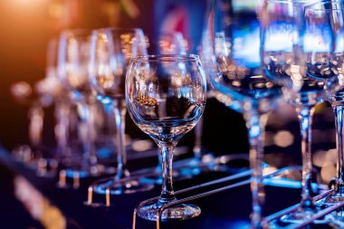 Restorandaki barın üstündeki rafta şarap ve martini bardakları var.. 