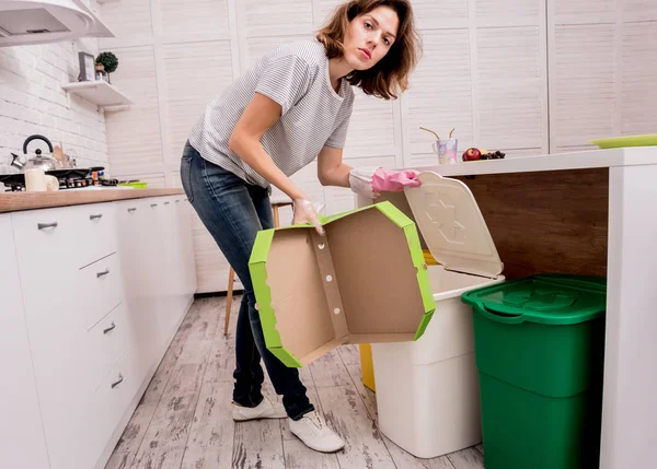 Rapariga a classificar lixo na cozinha. Conceito de reciclagem. Resíduos zero — Fotografia de Stock