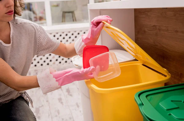 Chica joven clasificando basura en la cocina. Concepto de reciclaje. Residuos cero — Foto de Stock