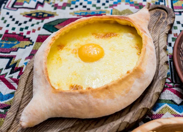 Khachapuri med ost, grönsaker och ägg. Georgiska nationella köket. — Stockfoto