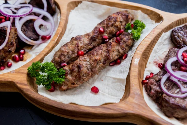 Jídlo z gruzínské kuchyně. Grilované maso s khinkali. Gruzínská restaurace. — Stock fotografie