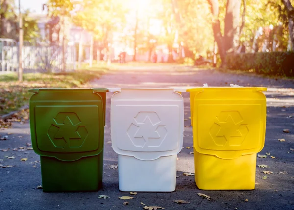 Tres contenedores de basura en diferentes colores, para residuos clasificados . —  Fotos de Stock