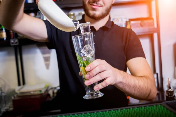 Il barista prepara cocktail analcolici al bancone del bar . — Foto Stock