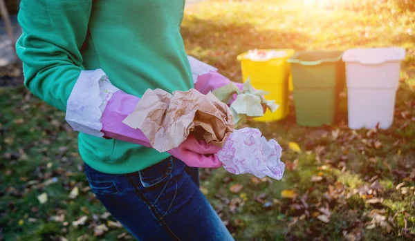 Dobrovolnice třídí odpadky na ulici v parku. Koncept recyklace. — Stock fotografie