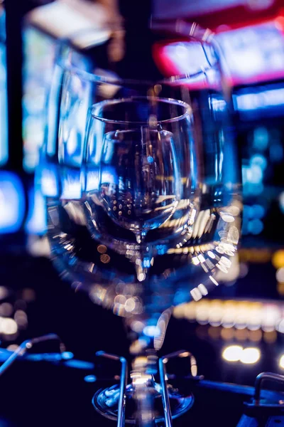 Copas de vino y martini en estante sobre un estante de bar en el restaurante . — Foto de Stock