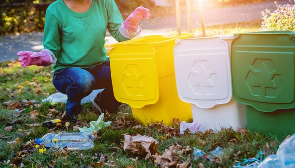 Chica voluntaria clasifica la basura en la calle del parque. Concepto de reciclaje . —  Fotos de Stock