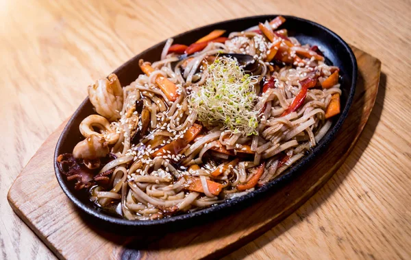 Fideos chinos con mejillones y camarones en la mesa de madera . —  Fotos de Stock