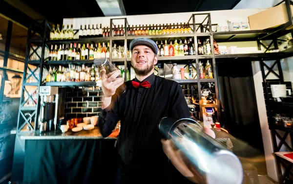 O barman está a fazer cocktails no balcão do bar. Coquetéis frescos . — Fotografia de Stock