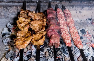 Izgarada leziz biftek ve domuz barbeküsü. Gürcü restoranı.