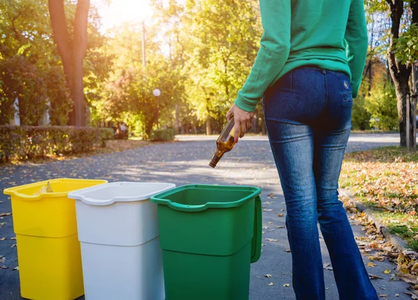 Chica voluntaria clasifica la basura en la calle del parque. Concepto de reciclaje . — Foto de Stock