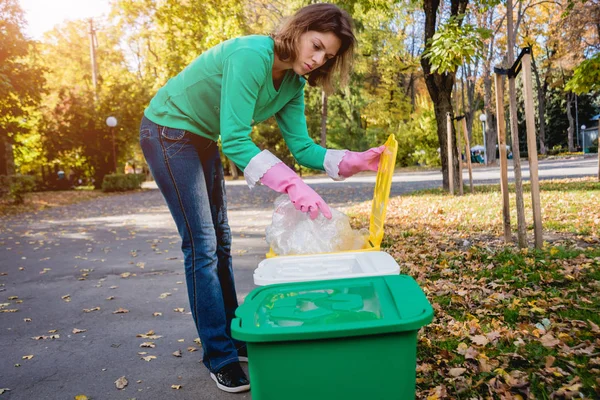 义工姑娘在公园的街上整理垃圾. 循环利用的概念. — 图库照片