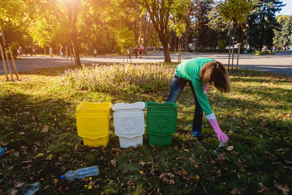 义工姑娘在公园的街上整理垃圾. 循环利用的概念. — 图库照片