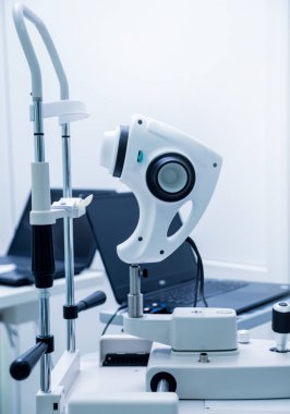 Optalmoloji tıbbi ekipmanları. Göz taraması. Klinikte modern aygıt