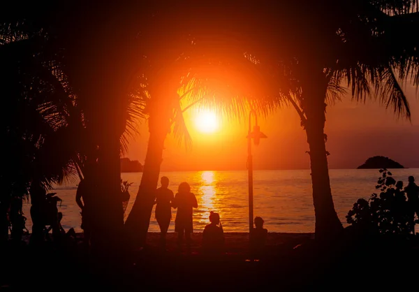 Vacker solnedgång vid stranden i tropikerna. Himmel och hav — Stockfoto