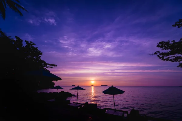 Hermosa puesta de sol en la playa en los trópicos. Cielo y océano — Foto de Stock
