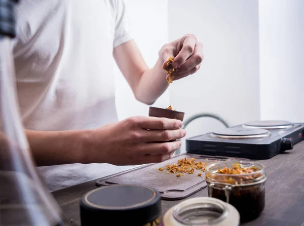 Matlagning hookah i baren. Skär tobak i en skål. Restaurang — Stockfoto