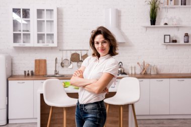 Mutfakta çöpleri ayıran genç bir kız. Geri dönüşüm kavramı. Sıfır atık