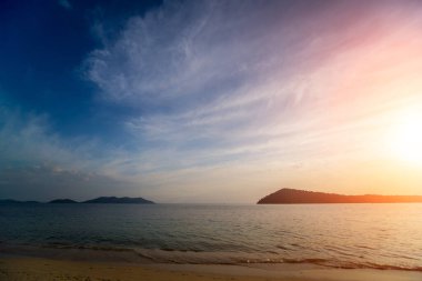 Tropiklerdeki sahilde güzel bir gün batımı. Gökyüzü ve okyanus