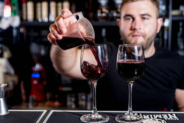 Barmen bardağa kırmızı şarap doldurur. Sommelier. Restoranda. Gece hayatı. — Stok fotoğraf