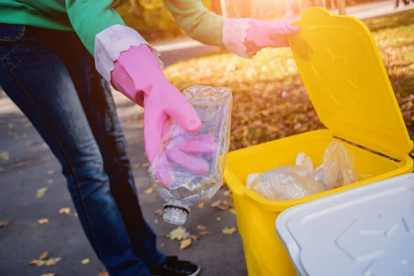 Gönüllü kız parkın sokaklarındaki çöpleri ayıklıyor. Geri dönüşüm kavramı. — Stok fotoğraf