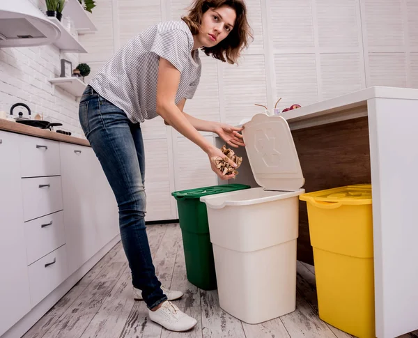 Chica joven clasificando basura en la cocina. Concepto de reciclaje. Residuos cero — Foto de Stock