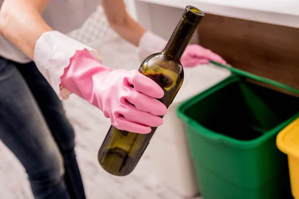 Chica joven clasificando basura en la cocina. Concepto de reciclaje. Residuos cero — Foto de Stock