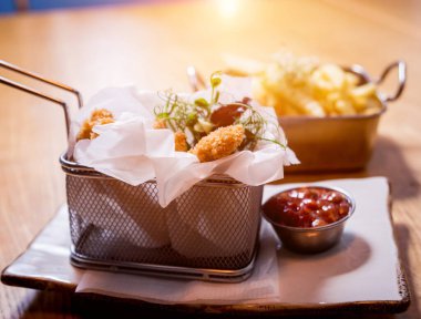 Patates kızartması ve domates soslu kızarmış tavuk nugget. Restoran.