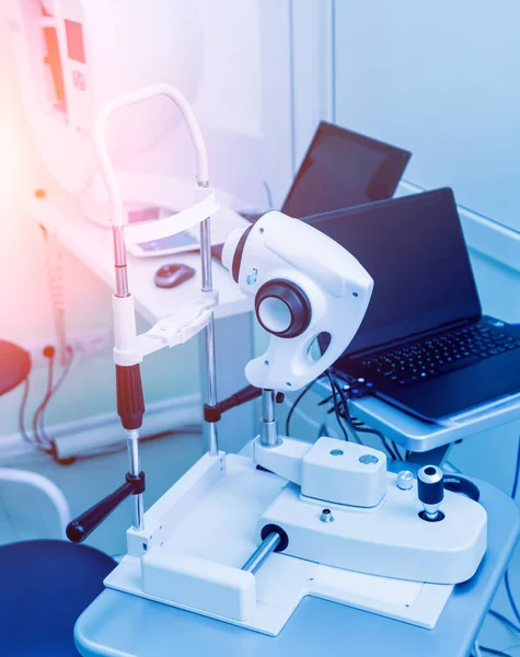 Az oftalmológia orvosi felszerelése. Szemészeti vizsgálat. Modern eszköz a klinikán — Stock Fotó