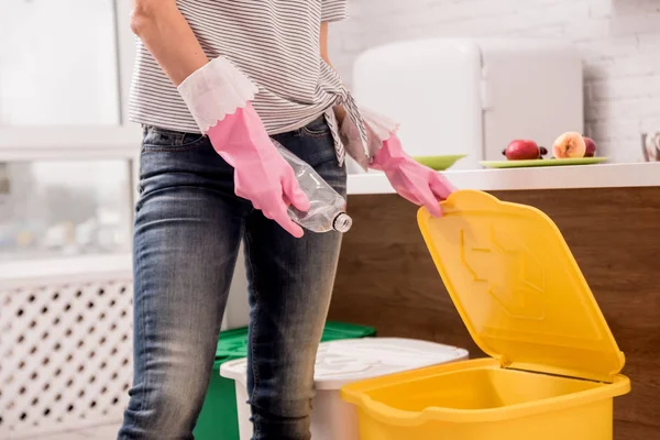 Een jong meisje dat afval sorteert in de keuken. Concept van recycling. Geen afval — Stockfoto