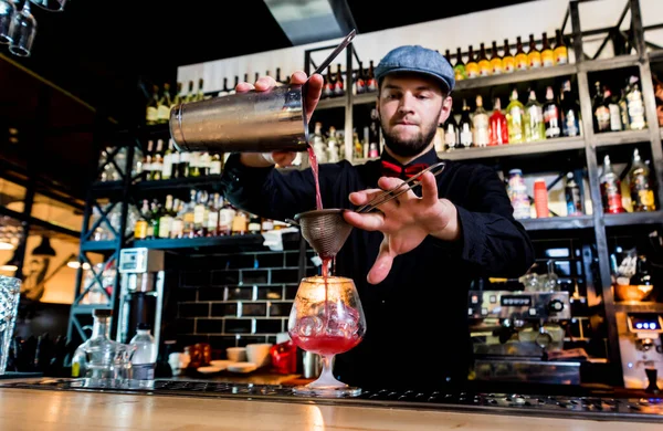 O barman está a fazer cocktails no balcão do bar. Coquetéis frescos . — Fotografia de Stock