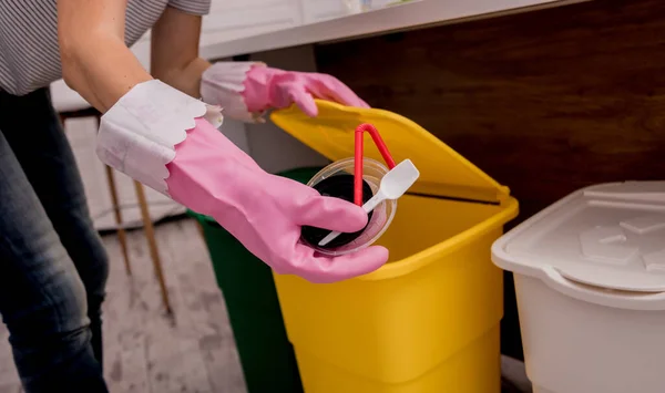 Chica joven clasificando basura en la cocina. Concepto de reciclaje. Residuos cero — Foto de Stock