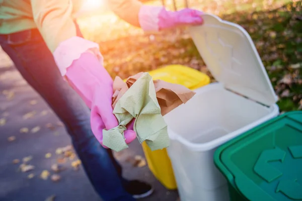 Volunteer girl sorts garbage in the street of the park. Concept of recycling. — 스톡 사진