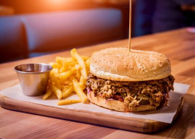 Tahta masada lezzetli çizburger ve patates kızartması. Restoran.